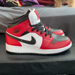 Nike Air Jordan 1’s Chicago Black Toe Mids